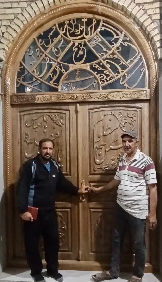 نصب درب مزین به نام چهارده معصوم (ع) در حسینیه عجب‌شیری‌ها در کربلا؛ هنری از جنس عشق و ارادت  