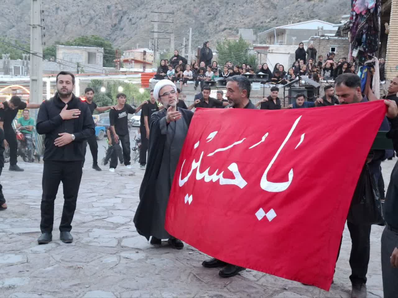 استقبال پرشور مردم روستاهای خداآفرین از پرچم متبرک گنبد امام حسین(ع)  