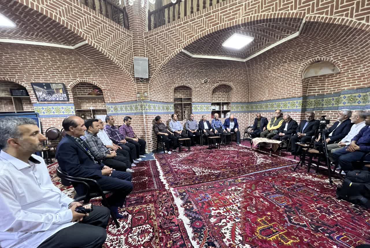 دیدار مسئولان ستاد بازسازی عتبات عالیات کشور با گروه فرش استان اذربایجان شرقی
