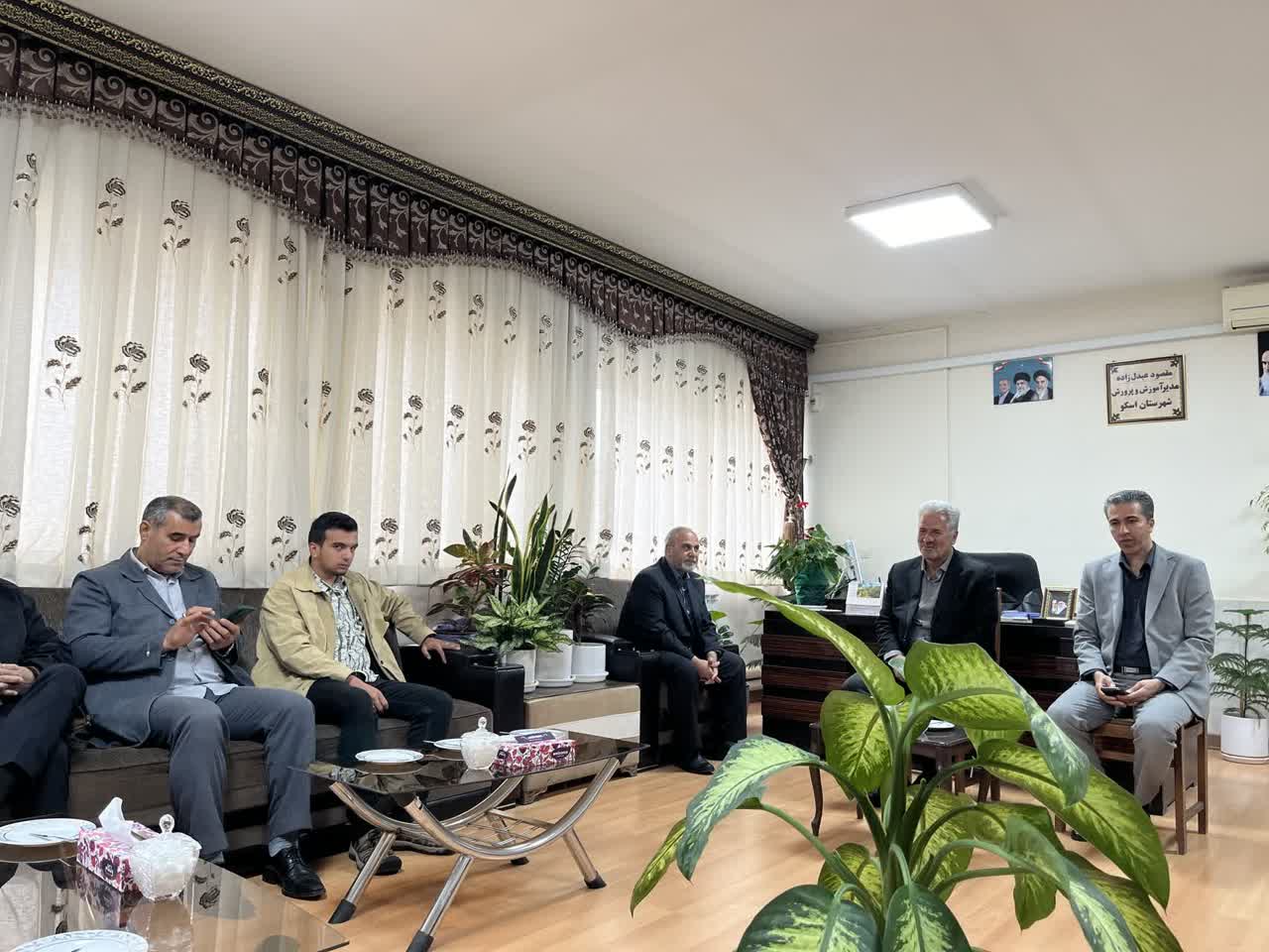 دیدار مسئولین ستاد توسعه و بازسازی عتبات عالیات سهند با ریاست آموزش و پرورش شهرستان اسکو به مناسبت هفته معلم  