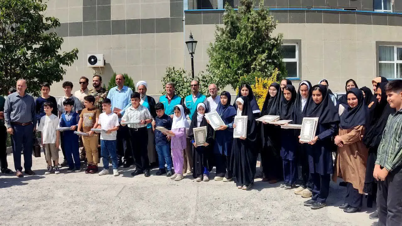 مراسم تجلیل از دانش‌آموزان نمونه مدارس پسرانه و دخترانه شهرستان مراغه