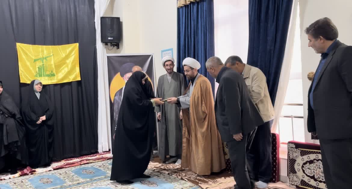 اهدای هدیه متبرک ستاد توسعه و بازسازى عتبات عالیات به برگزیده پویش کوثرانه  