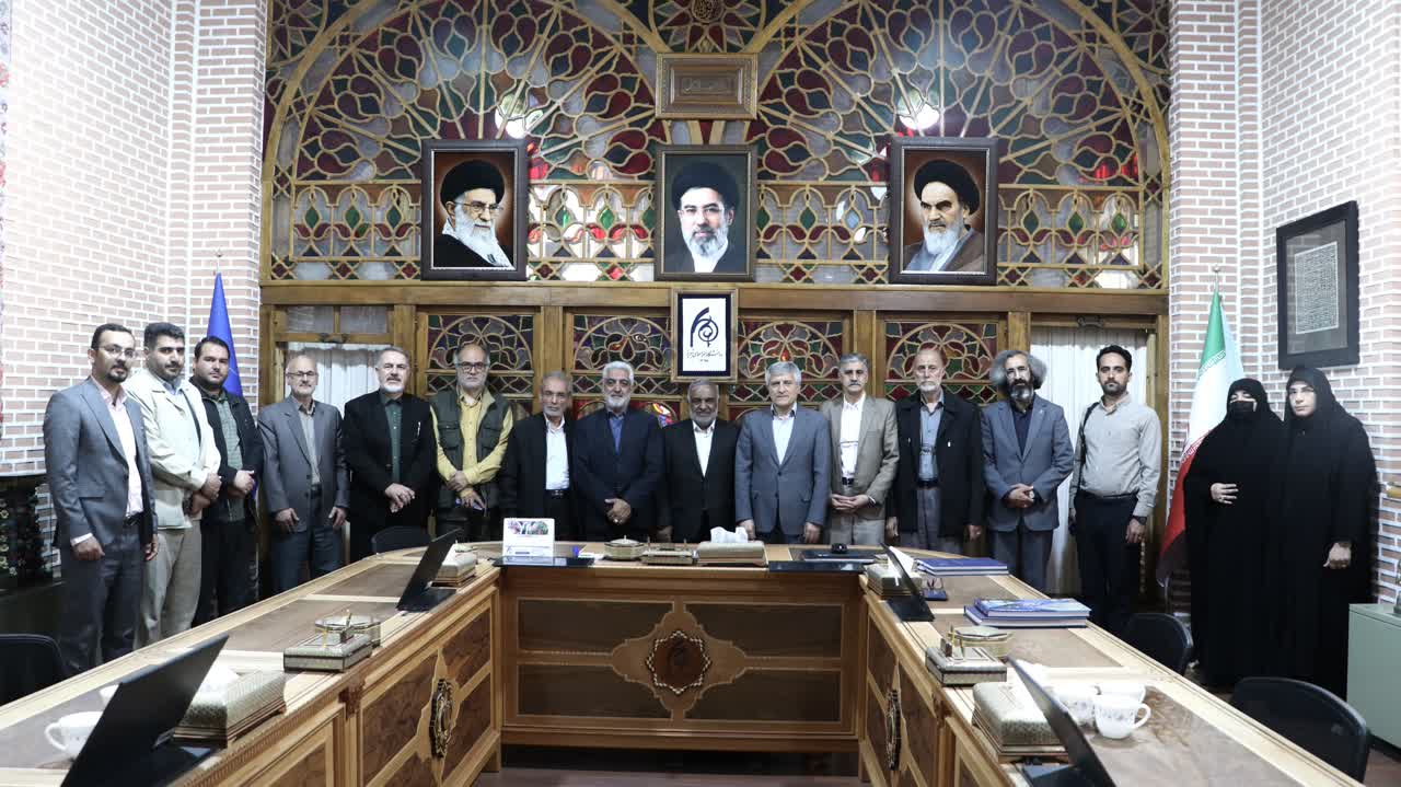 دیدار مسئولان ستاد بازسازى عتبات عاليات با رئیس و هنرمندان دانشگاه هنر