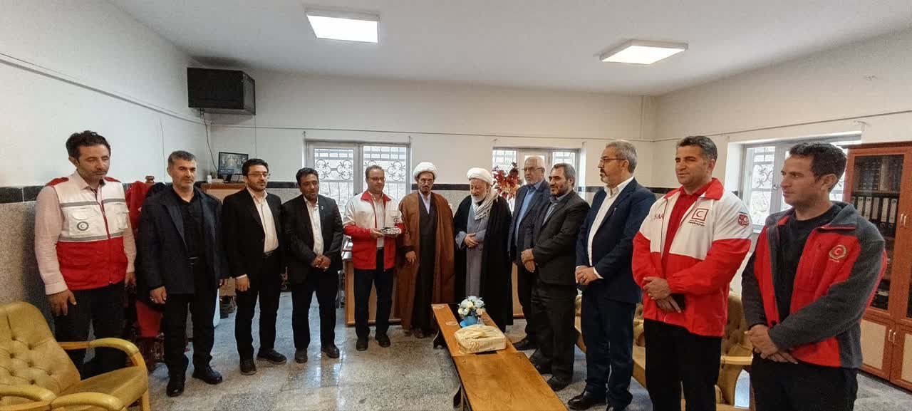 حضور اعضای ستاد بازسازى عتبات عالیات در ساختمان هلال احمر شهرستان بستان آباد
